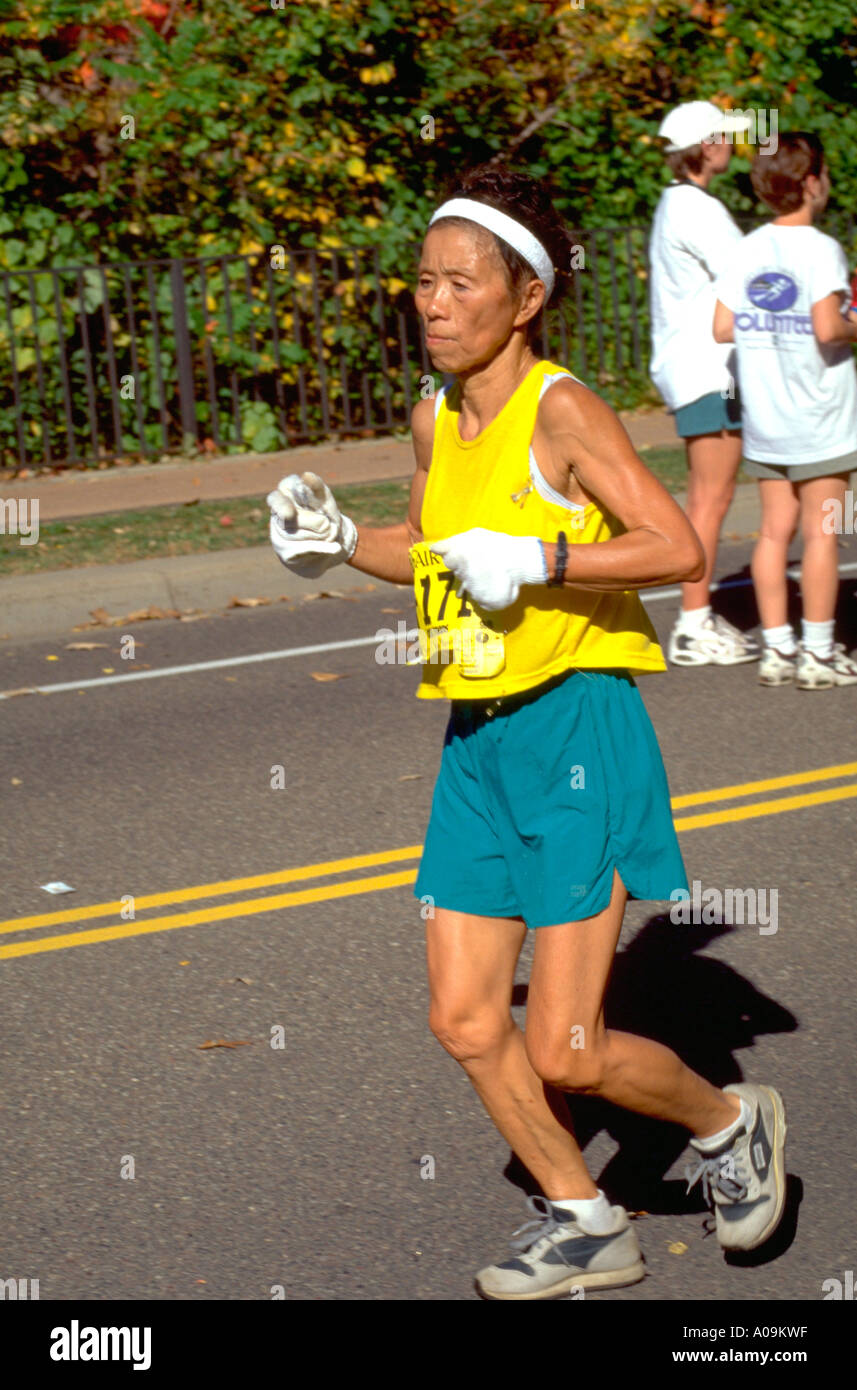 Runner età 63 presso le Città Gemelle di maratona. St Paul Minnesota USA Foto Stock