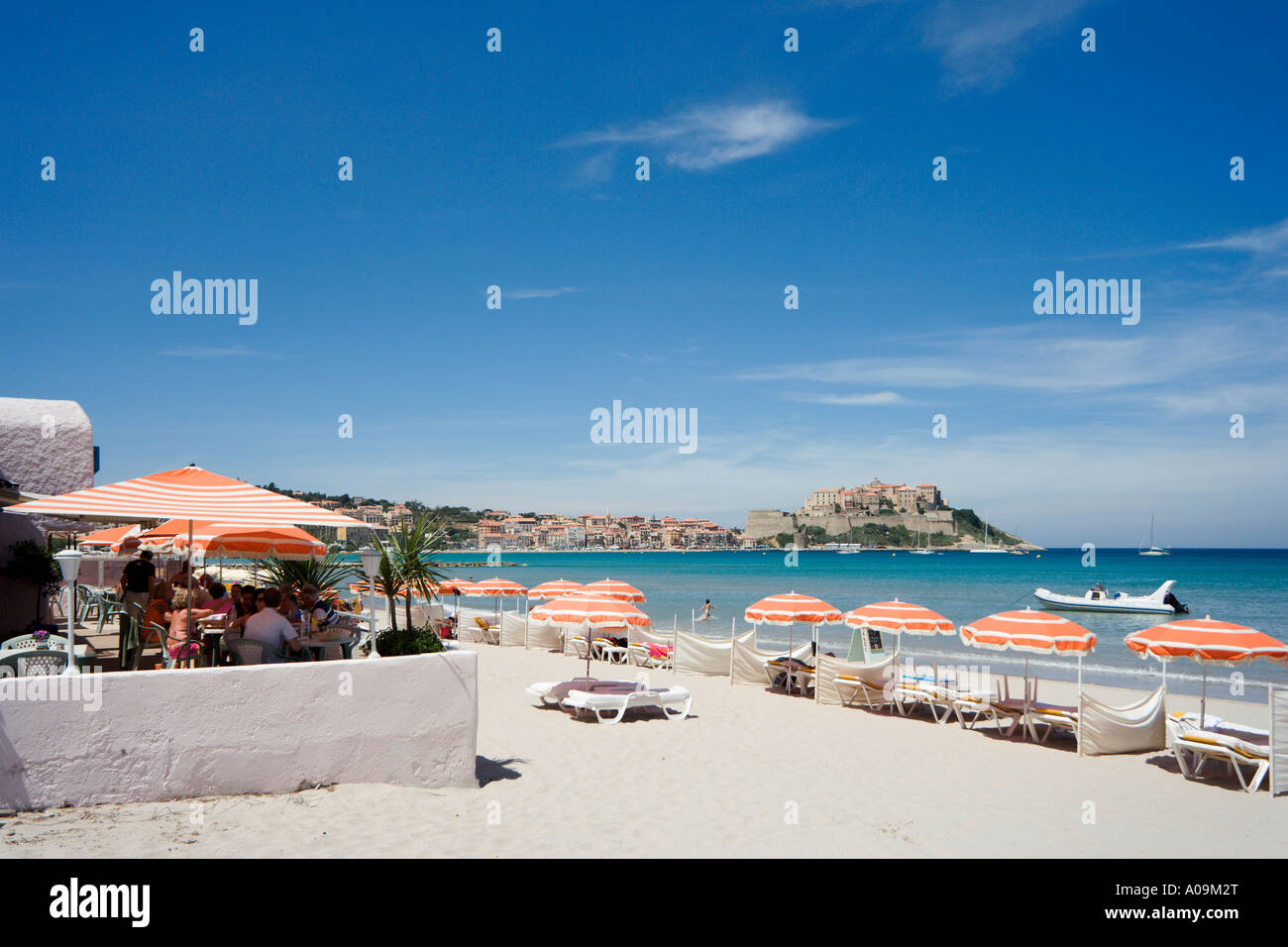 Spiaggia con la cittadella di distanza, Calvi, La Balagne, Corsica, Francia Foto Stock