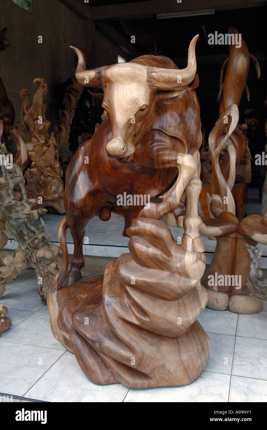 Scultura in legno di un toro, Ubud, Bali Indonesia Foto Stock