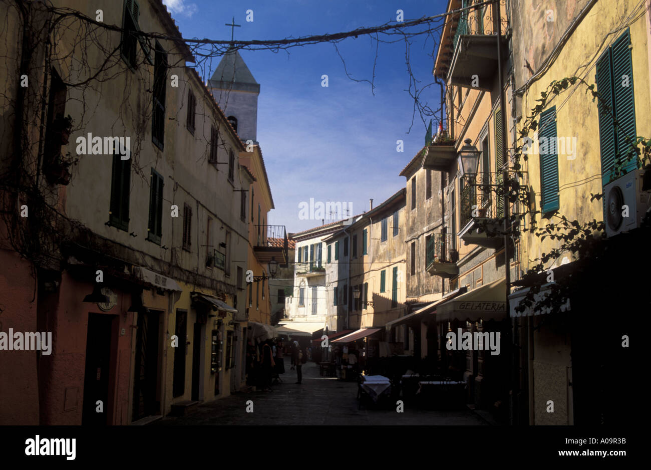 Case in strada stretta nella città medievale di Capoliveri Isola d'Elba Italia Foto Stock