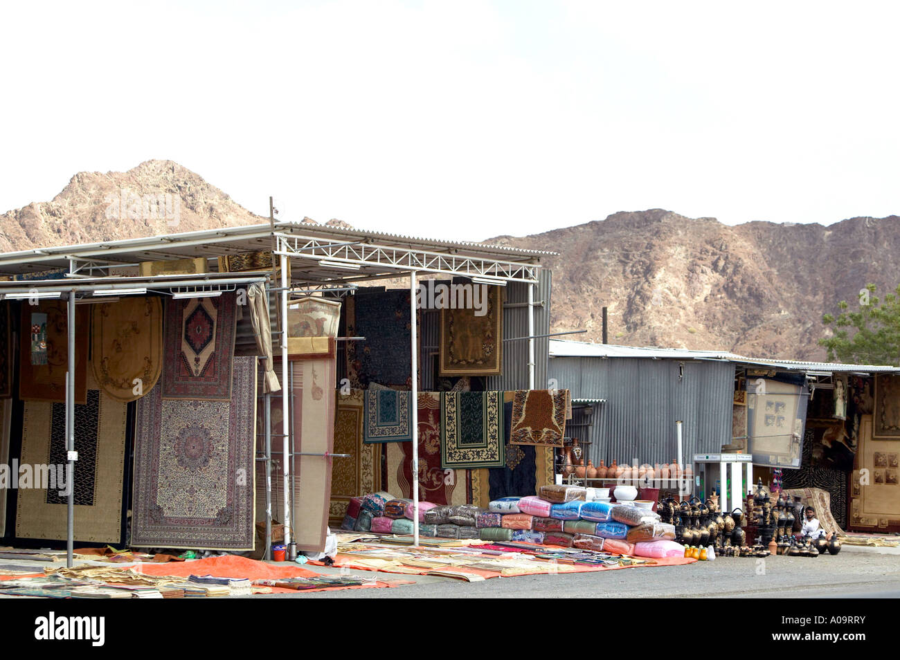 VAE Geschaeft an der Strasse von Sharjah nach Fujairah, mercato shop Foto Stock