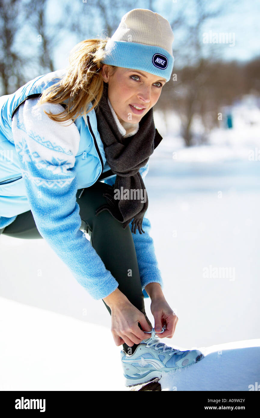 Frau beim Fitnesstraining im Winter, donna che lavorano fuori inverno fitness Foto Stock
