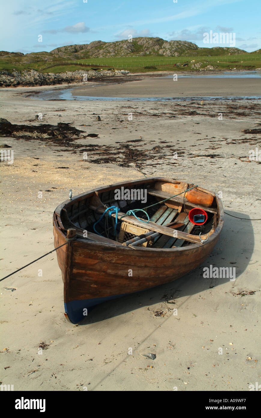 Clinker tradizionale in legno in stile barca a remi sulla spiaggia di Sorisdale, Isola di coll, Scotland, Regno Unito. Foto Stock