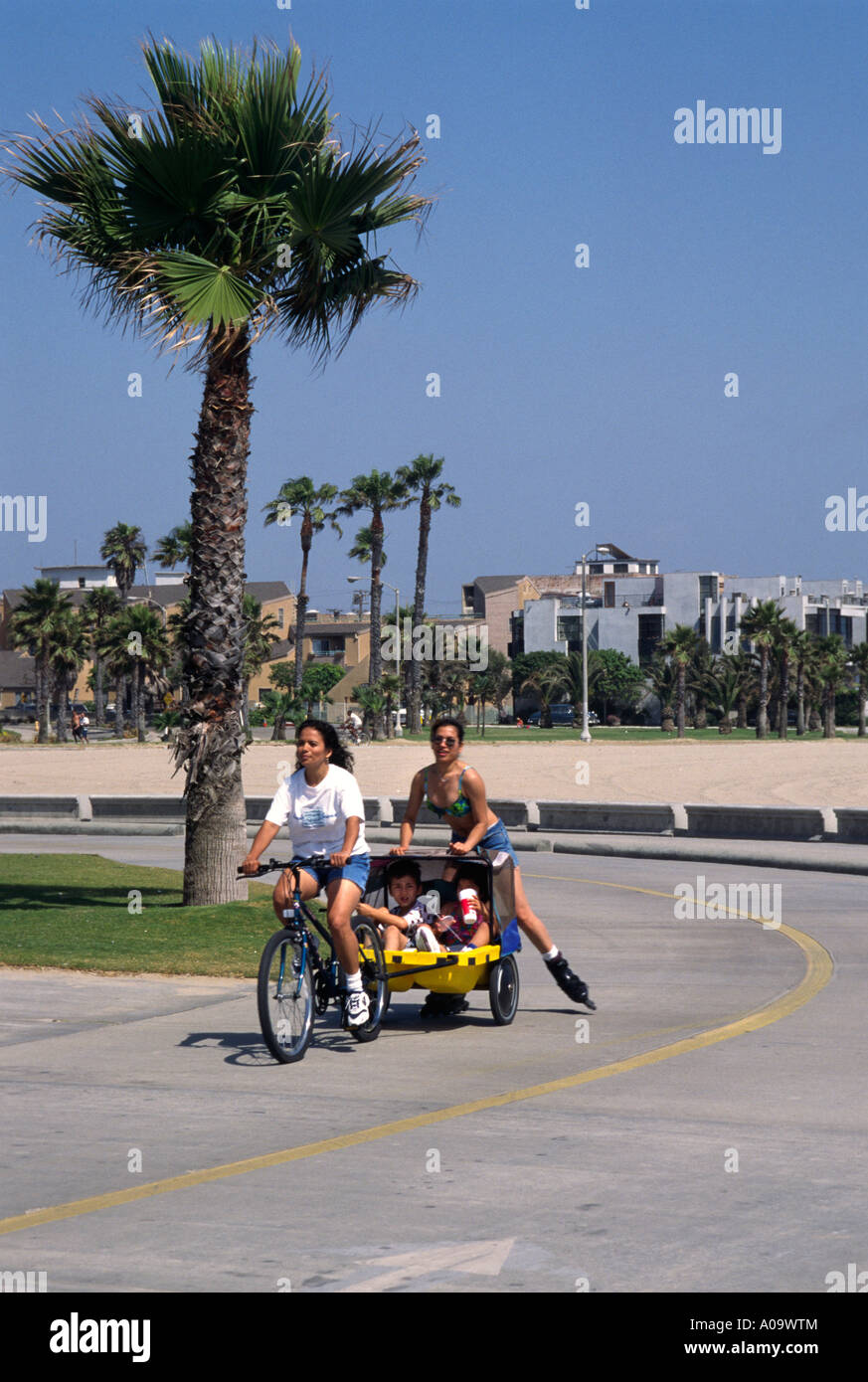 Rullo di ciclisti BLADERS godetevi il percorso ciclabile di Venice Beach in California Foto Stock