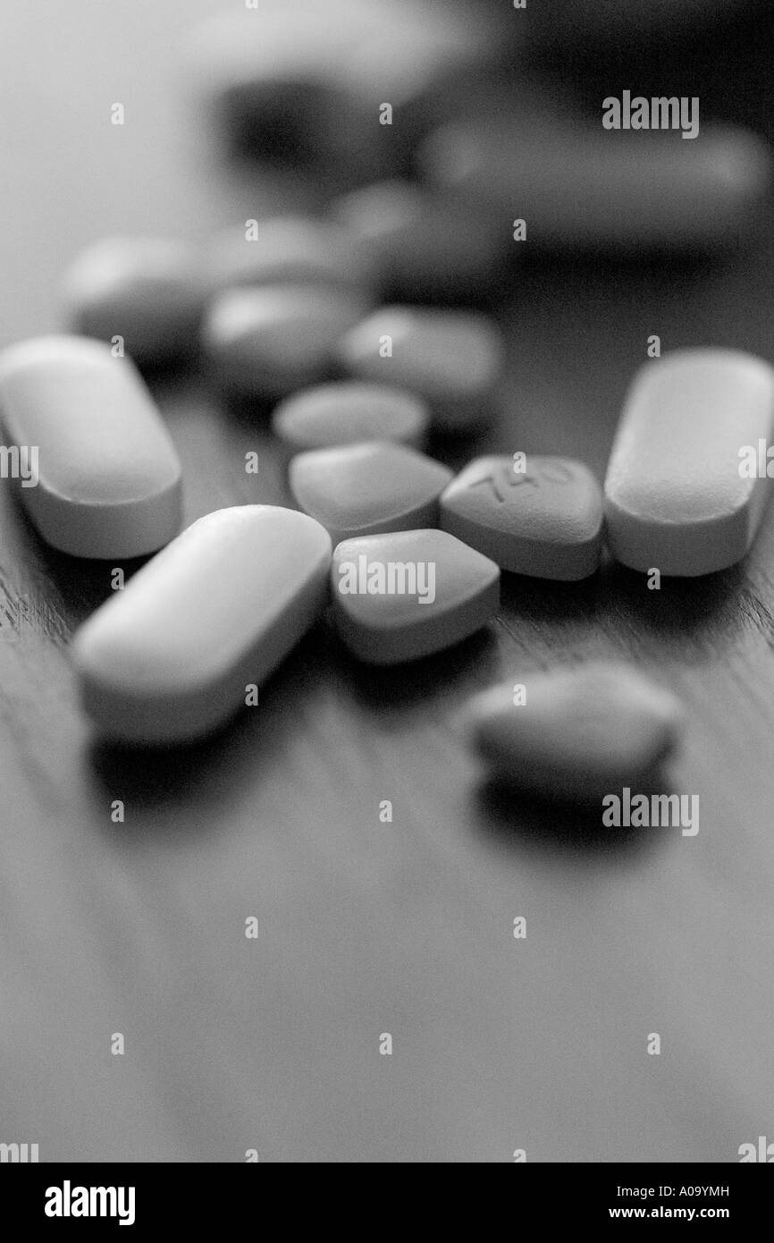 Pillole su un tavolo, Verticale in bianco e nero Foto Stock