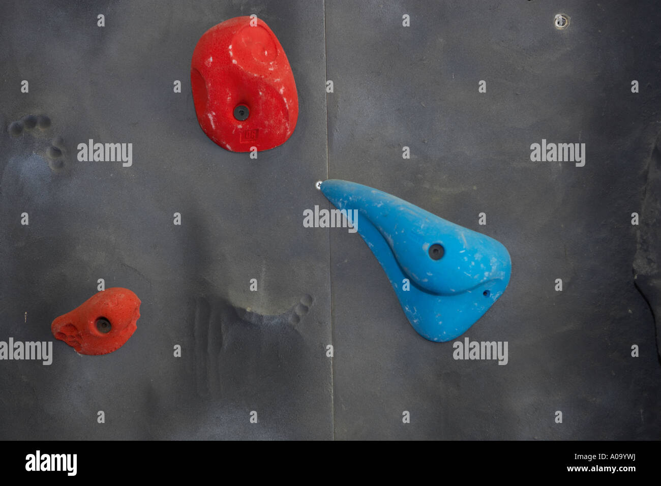 Una piscina parete di arrampicata installato in un'attività all'aperto Centro per insegnare ai giovani come salire le rocce Foto Stock