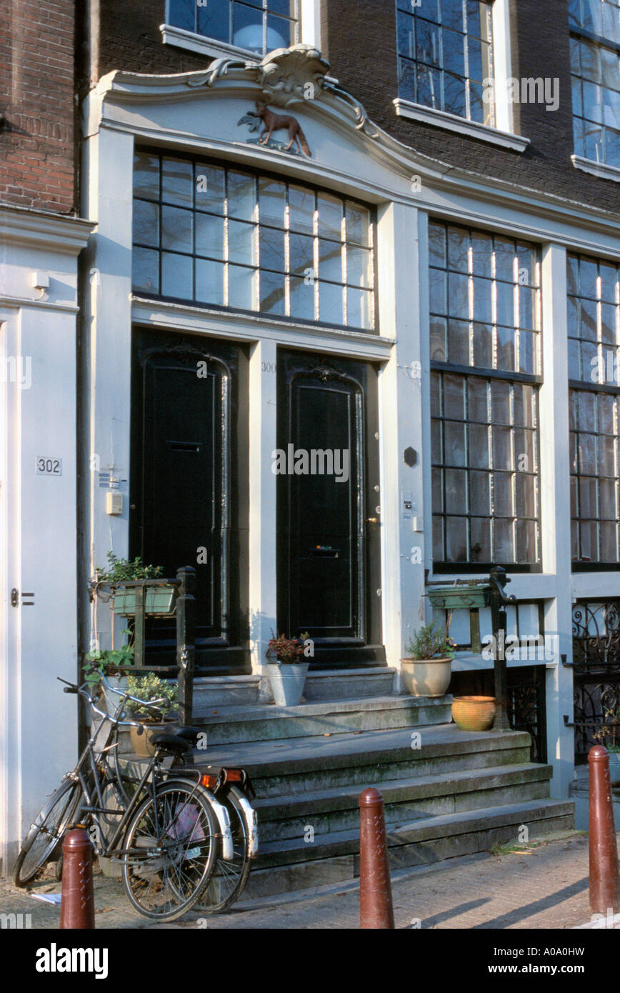 Entrata al palazzo in Amsterdam, con le biciclette al lato. Foto Stock