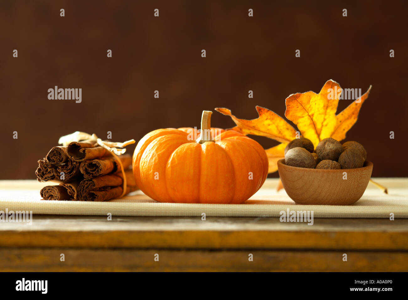 In autunno la vita ancora con la zucca, cannella, noce moscata, spezie e Foglia di acero. Foto Stock