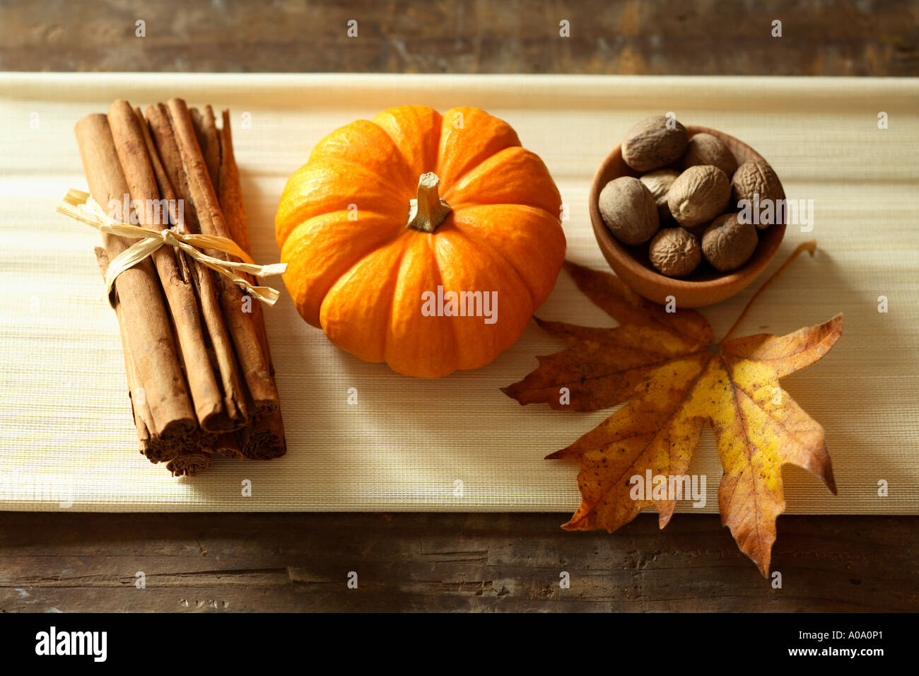 In autunno la vita ancora con la zucca, cannella, noce moscata, spezie e Foglia di acero. Foto Stock