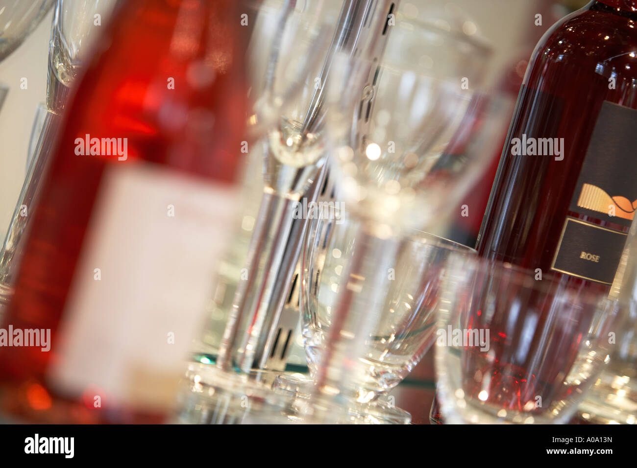 Vino e bicchieri in un bar ripiano Foto Stock