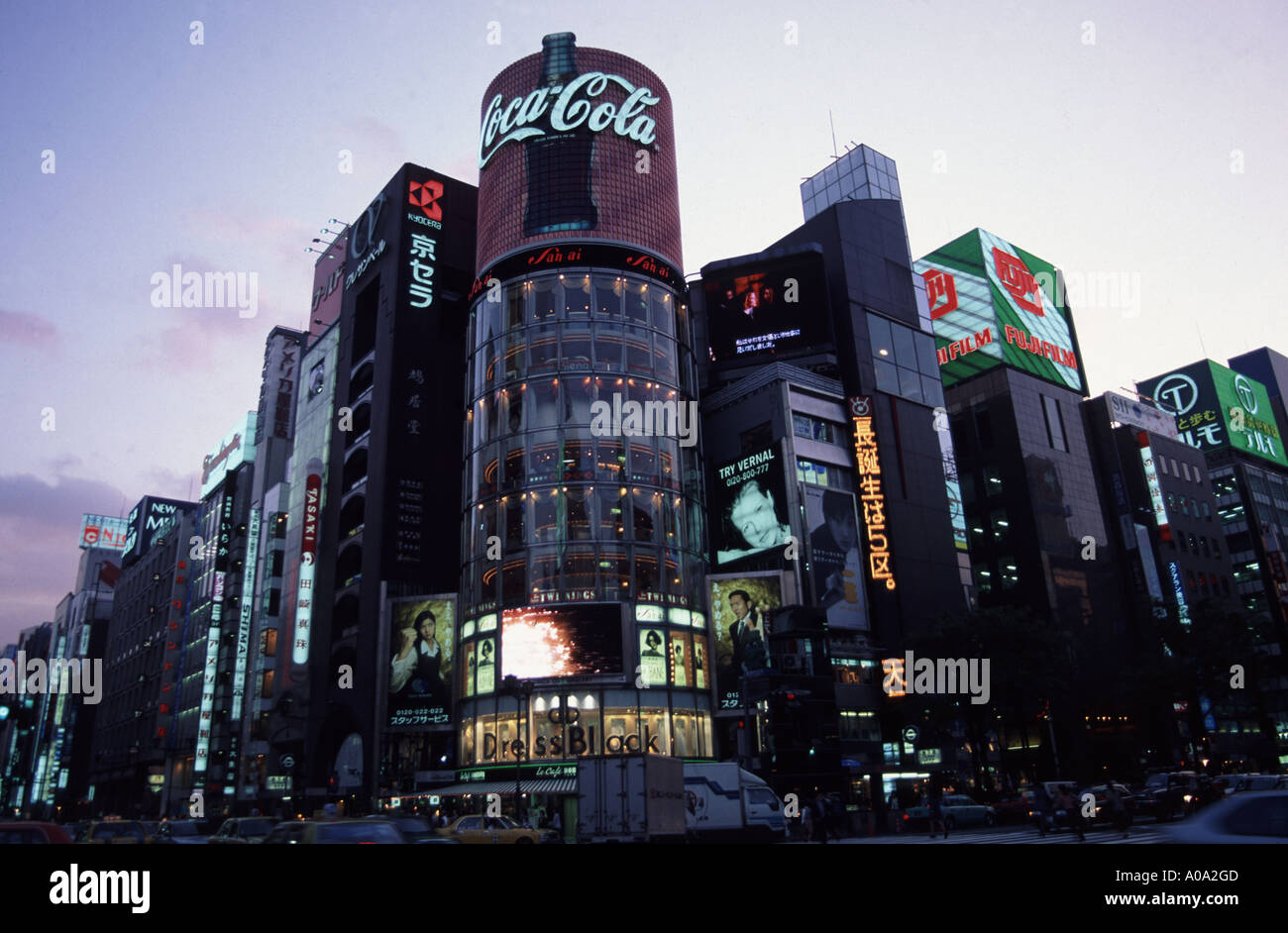 Tokyo, Ginza, Giappone, città mega, grattacieli, torri di uffici, pubblicità, business, corporate, vetro, cemento, successo, stock Foto Stock