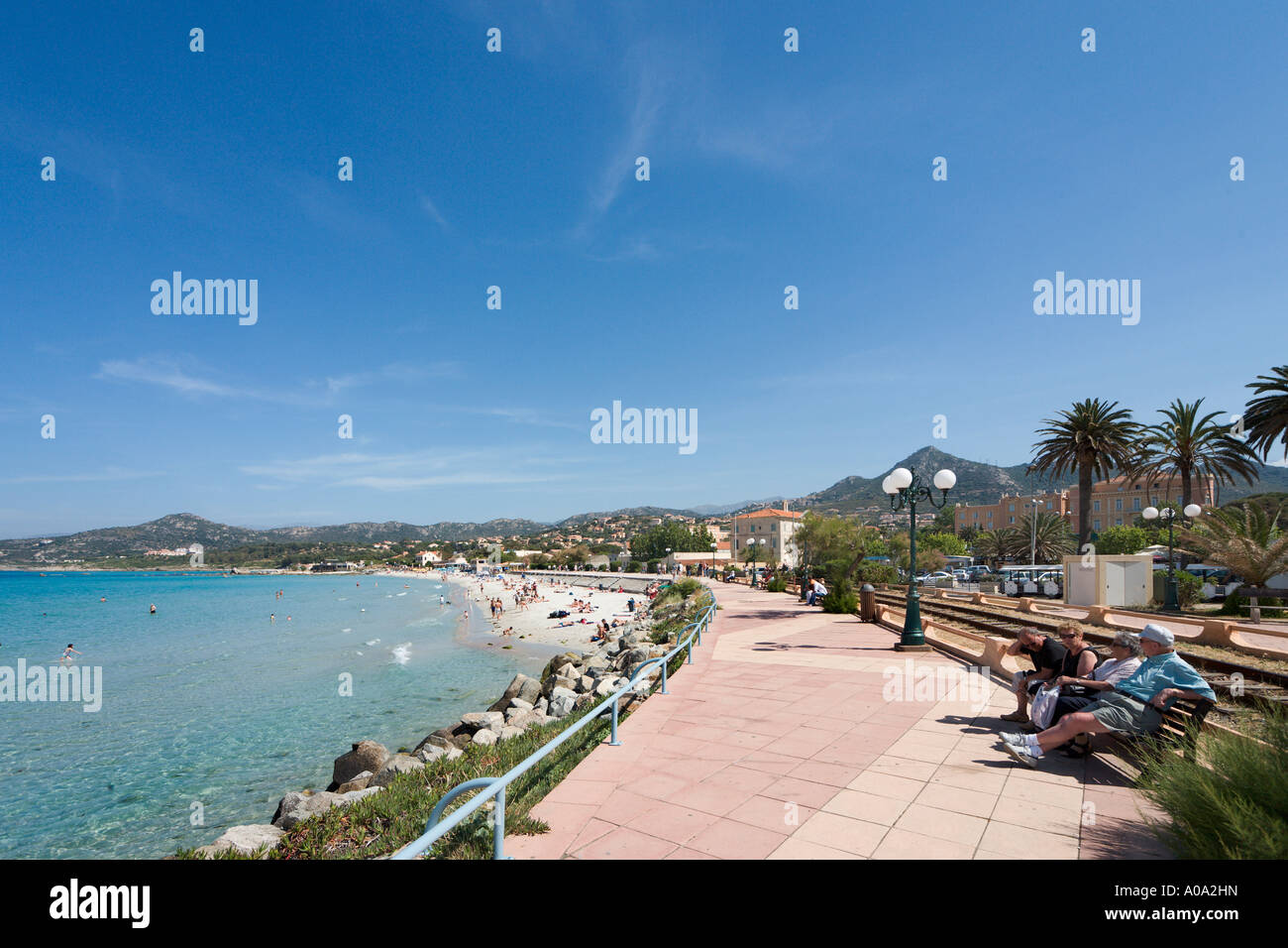 La spiaggia e la passeggiata sul lungomare a L'ile Rousse, La Balagne, Corsica, Francia Foto Stock