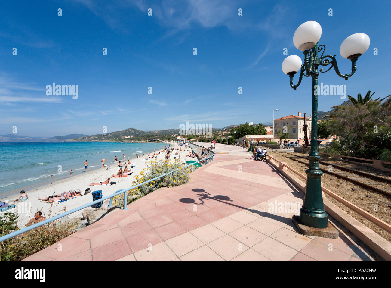 La spiaggia e la passeggiata sul lungomare a L'ile Rousse, La Balagne, Corsica, Francia Foto Stock