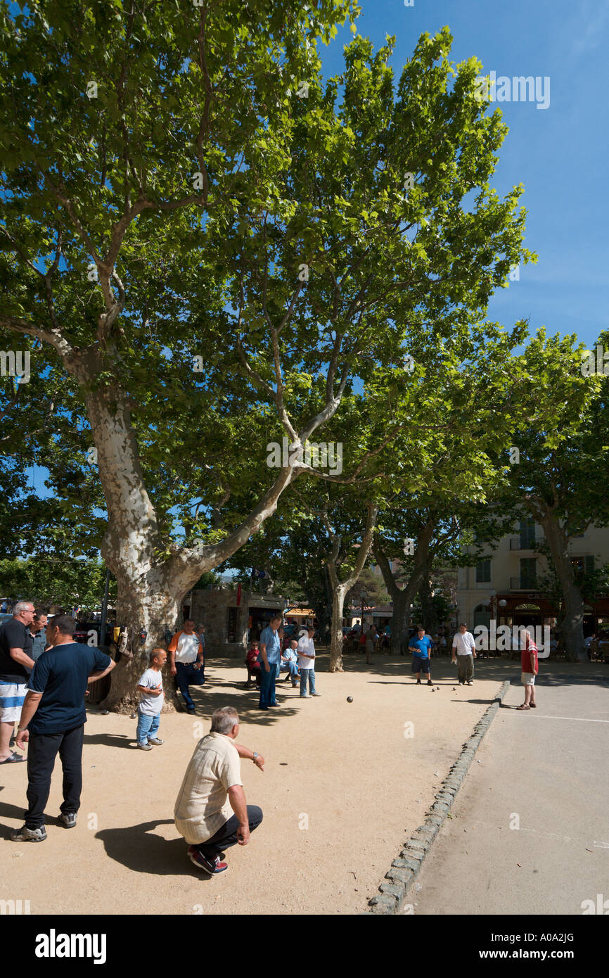 I giocatori di bocce nella piazza principale della città vecchia, l'iIle Rousse, La Balagne, Corsica, Francia Foto Stock