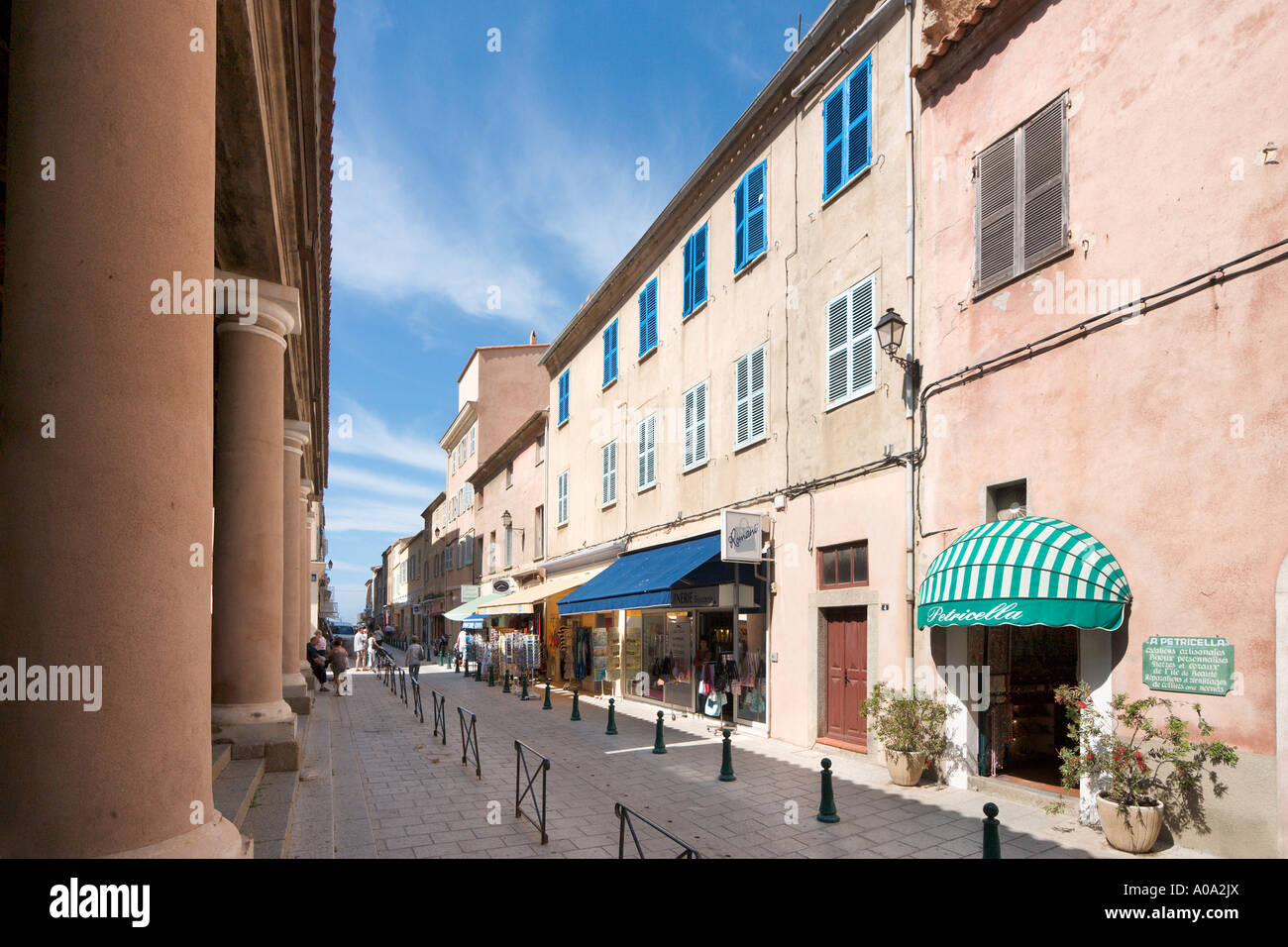 Negozi nel centro storico, l'iIle Rousse, La Balagne, Corsica, Francia Foto Stock