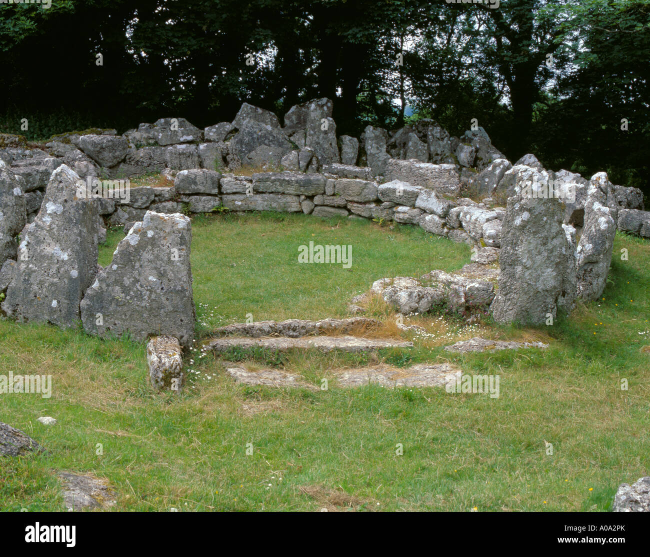 Le pareti e la base di una circolare capanna romano, Din Lligwy, Galles del Nord, Regno Unito Foto Stock