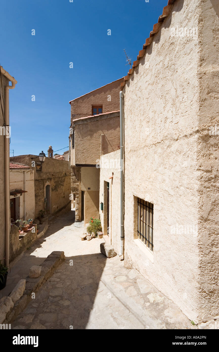 Strada laterale nel centro del villaggio di Lumio, La Balagne, Corsica, Francia Foto Stock