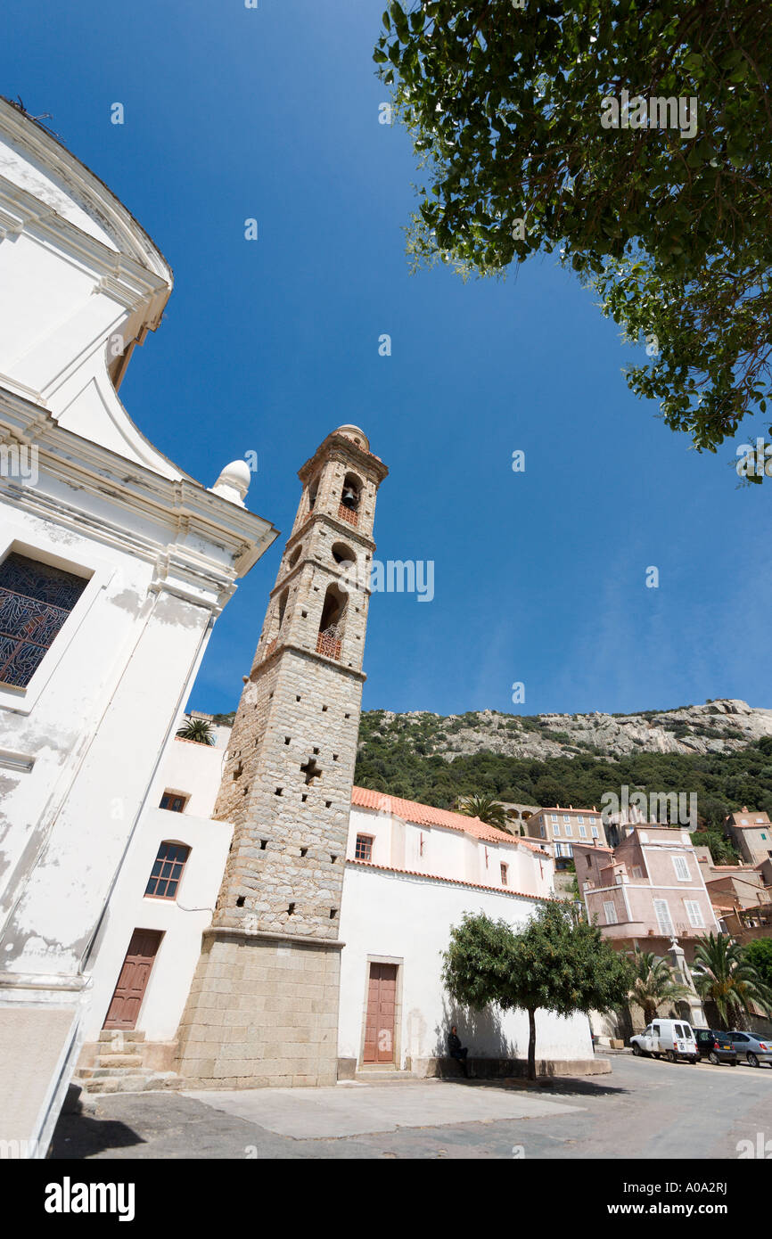La piazza principale e la chiesa a Lumio, La Balagne, Corsica, Francia Foto Stock