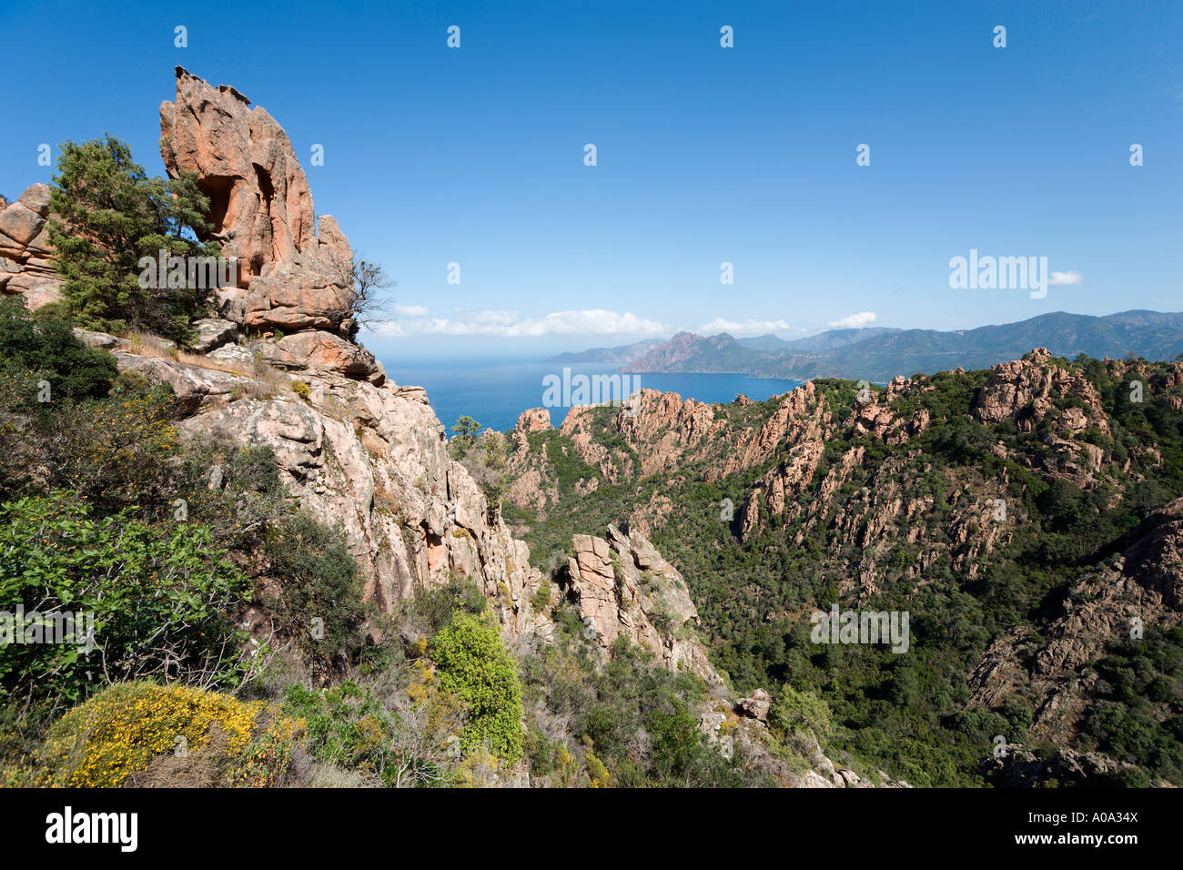 Les Roches Rouges (Red Rocks) sulla strada costiera tra la Piana e Porto, il Golfo di Porto, Corsica, Francia Foto Stock