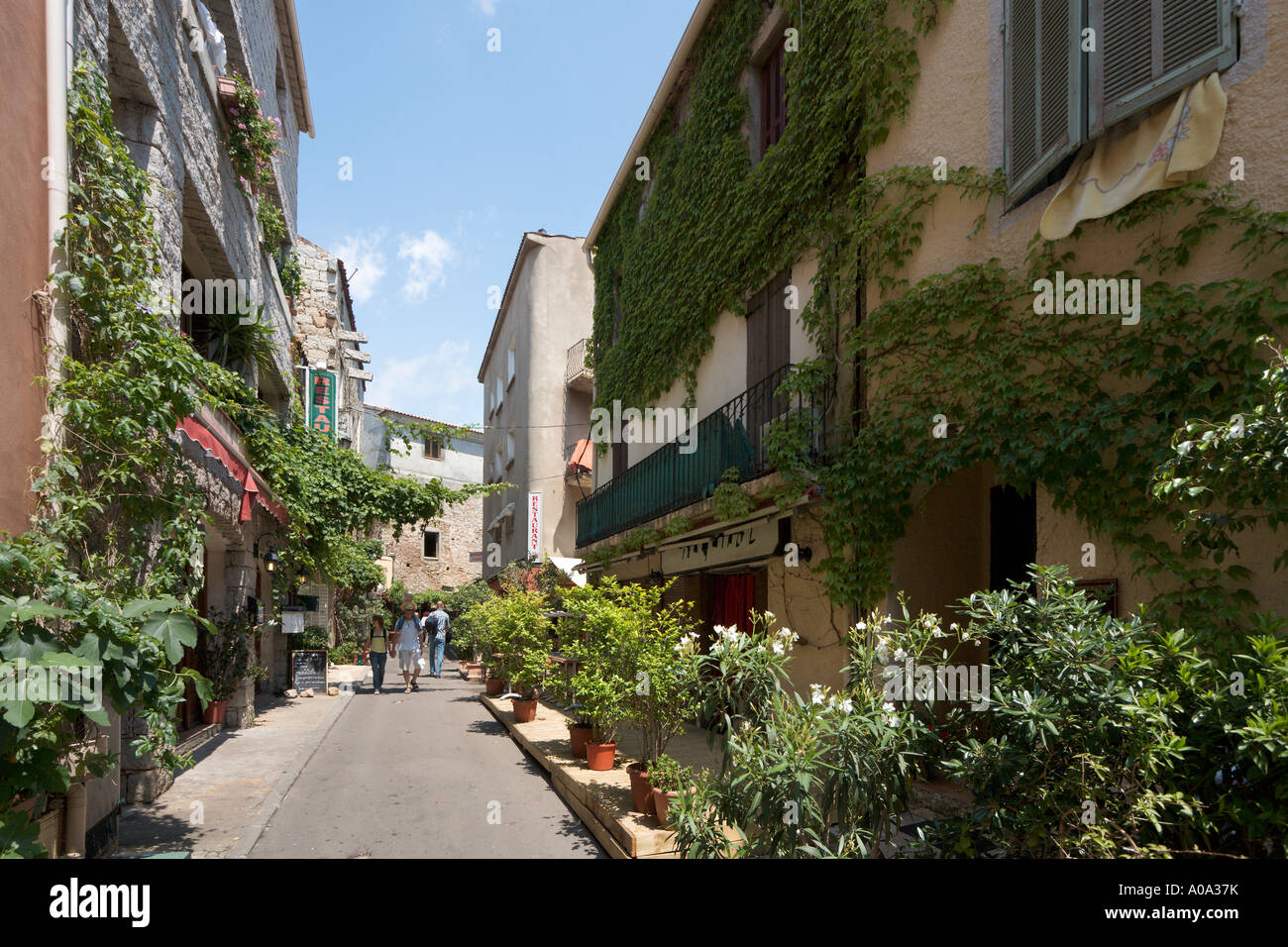 Street nella città vecchia, Porto Vecchio, in Corsica, Francia Foto Stock