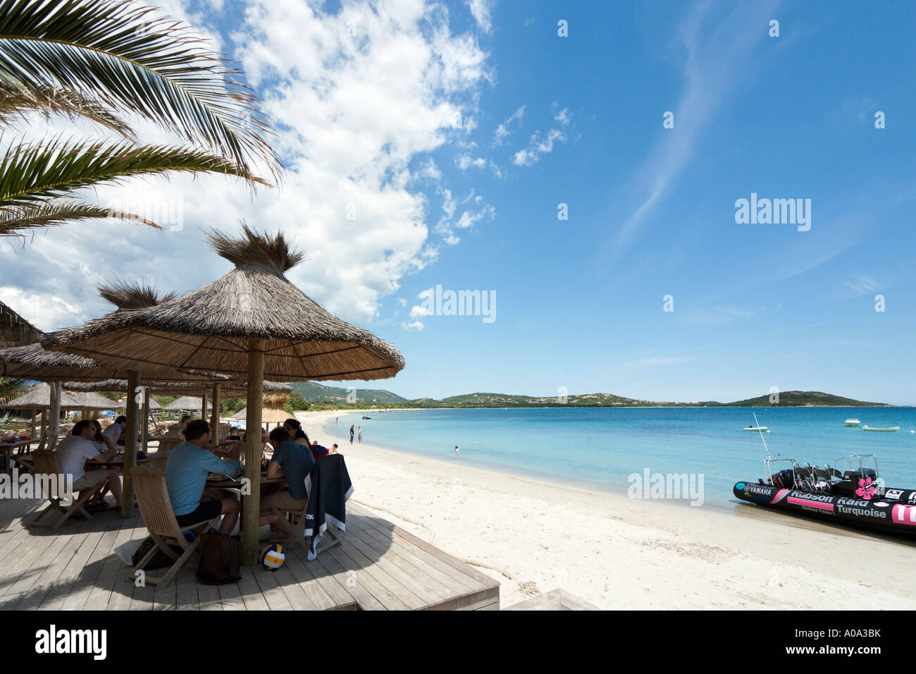 Pranzo presso un bar sulla spiaggia di San Ciprianu Beach, vicino a Porto Vecchio, Corse du Sud regione, Corsica, Francia Foto Stock