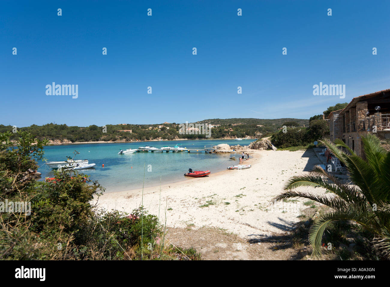 Spiaggia nel centro del resort, Tizzano, vicino a Sartène, Corsica, Francia Foto Stock