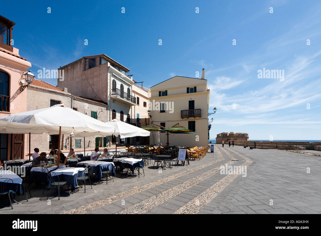 Ristorante sul mare sulle mura della Città Vecchia, Alghero, Sardegna, Italia Foto Stock