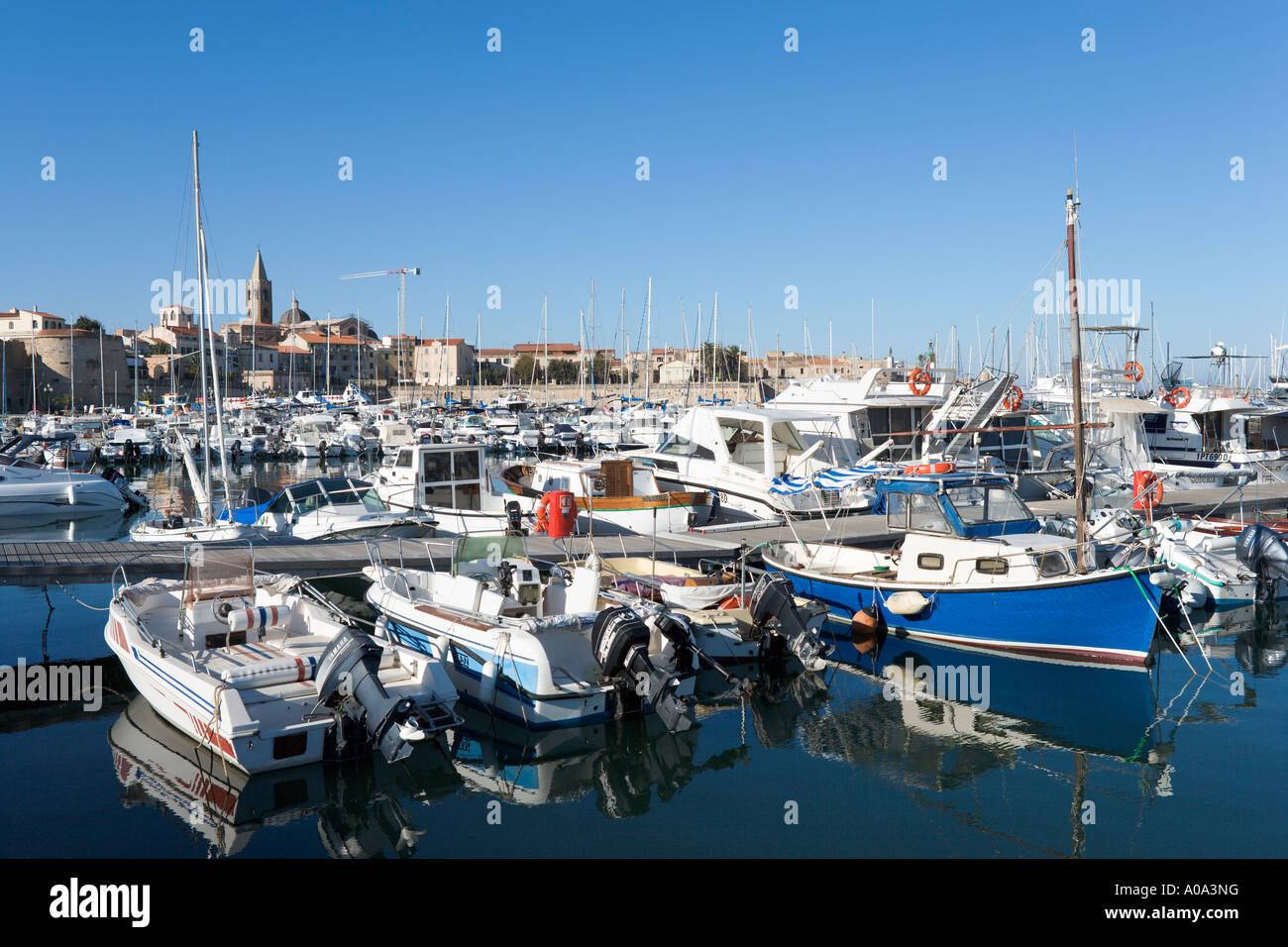 Le barche nel porto della città vecchia, Alghero, Sardegna, Italia Foto Stock