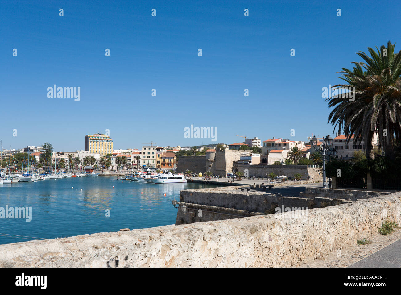 Porto e mura della città vecchia, Alghero, Sardegna, Italia Foto Stock