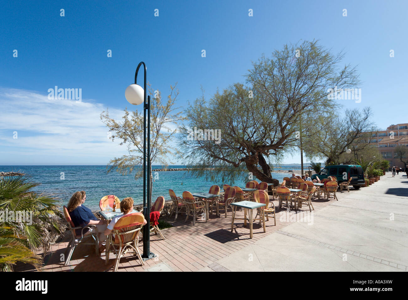 Lungomare Cafe, Cala Bona, Maiorca, isole Baleari. Spagna Foto Stock