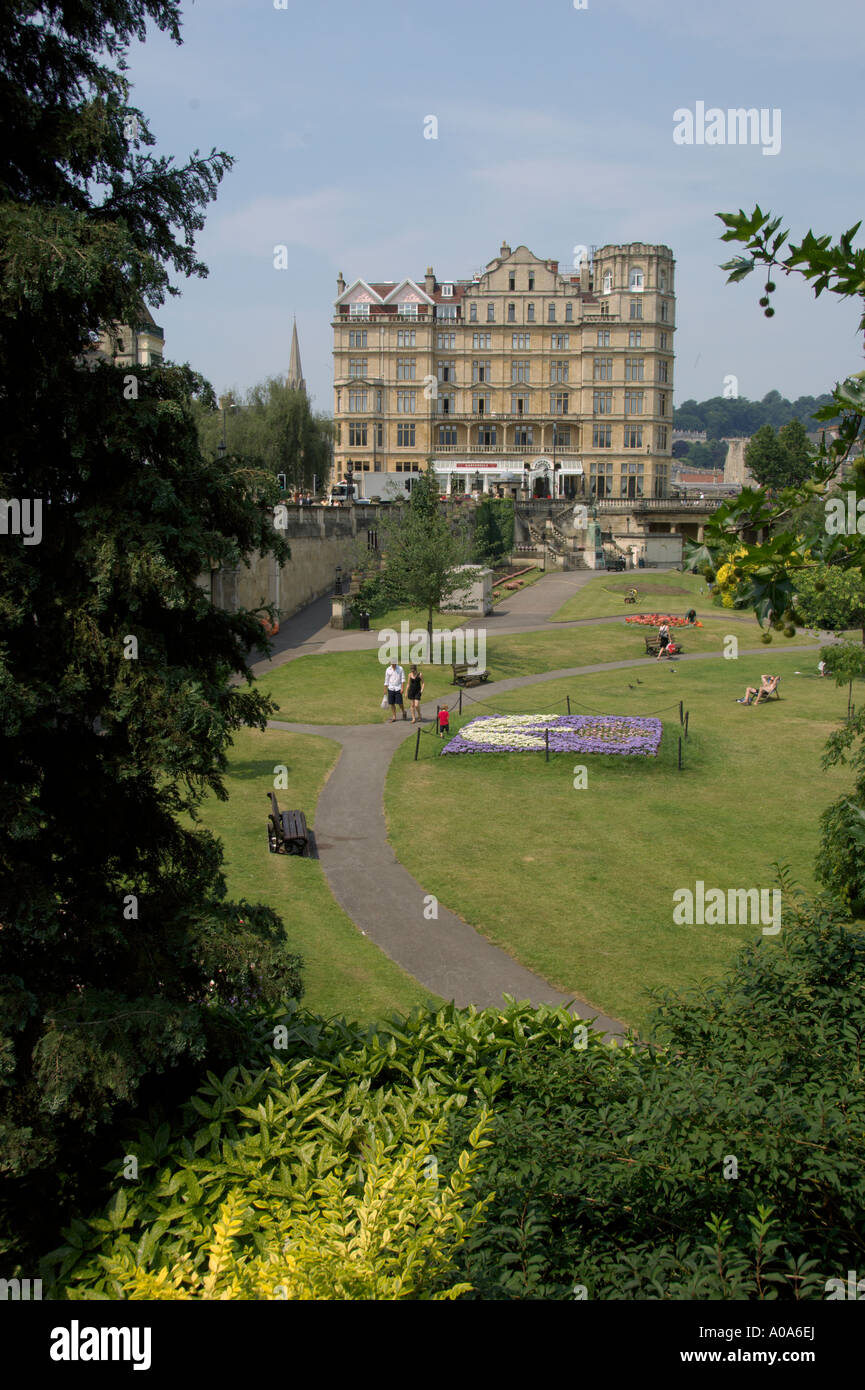 Guardando a Nord attraverso Parade Gardens verso Pulteney Bridge Bath Somerset Inghilterra Foto Stock