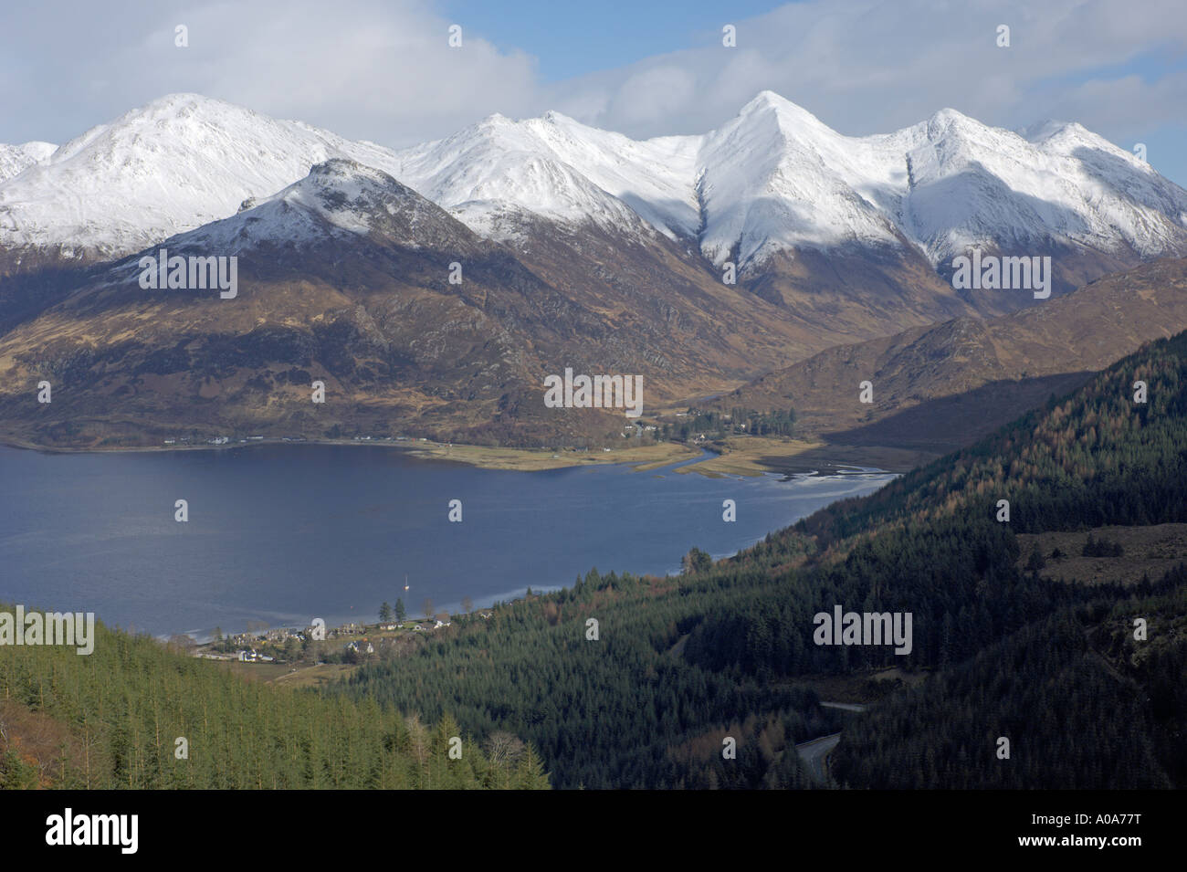 Guardando a Nord dalla Mam Ratagan passano sul Loch Duich e cinque suore di Kintail a Shiel Bridge Highlands scozzesi Foto Stock