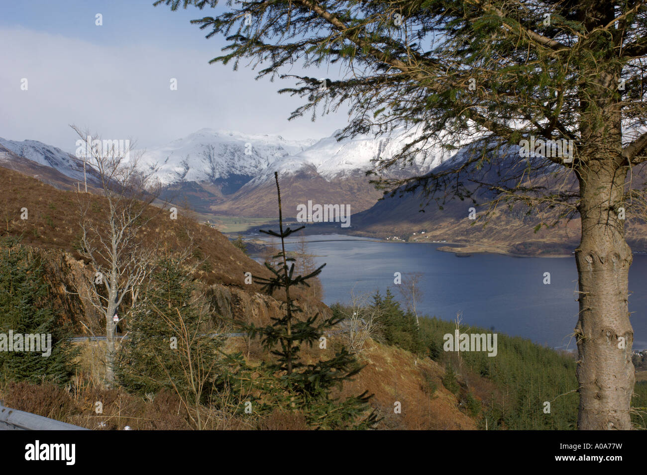 Guardando a Nord dalla Mam Ratagan passano sul Loch Duich e cinque suore di Kintail a Shiel Bridge Highland scozzesi Foto Stock