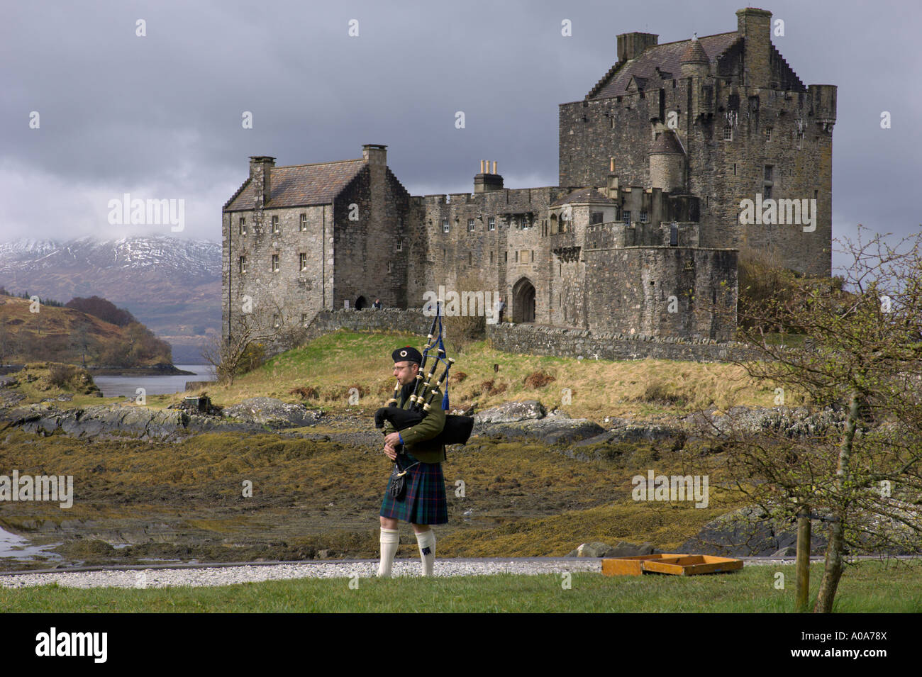 Eilean Donan Castle Piper guardando a sud di Loch Duich e Loch Alsh Loch Duich Lochalsh Dornie Highlands scozzesi Foto Stock
