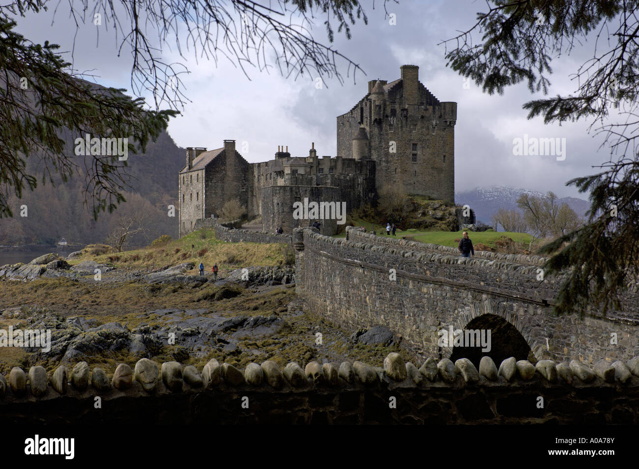 Eilean Donan Castle visitatori guardando a sud di Loch Duich e Loch Alsh Lochalsh Dornie Highlands scozzesi Foto Stock