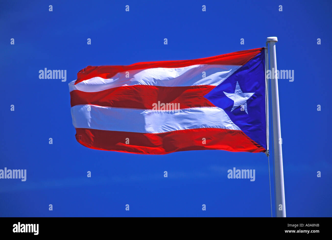 Stati Uniti d'America CARAIBI PORTO RICO Porto Rico bandiera sventola  contro il cielo blu Foto stock - Alamy