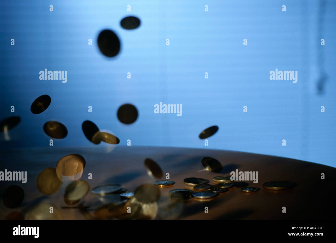 La caduta delle monete tumbling su un tavolo. Foto Stock