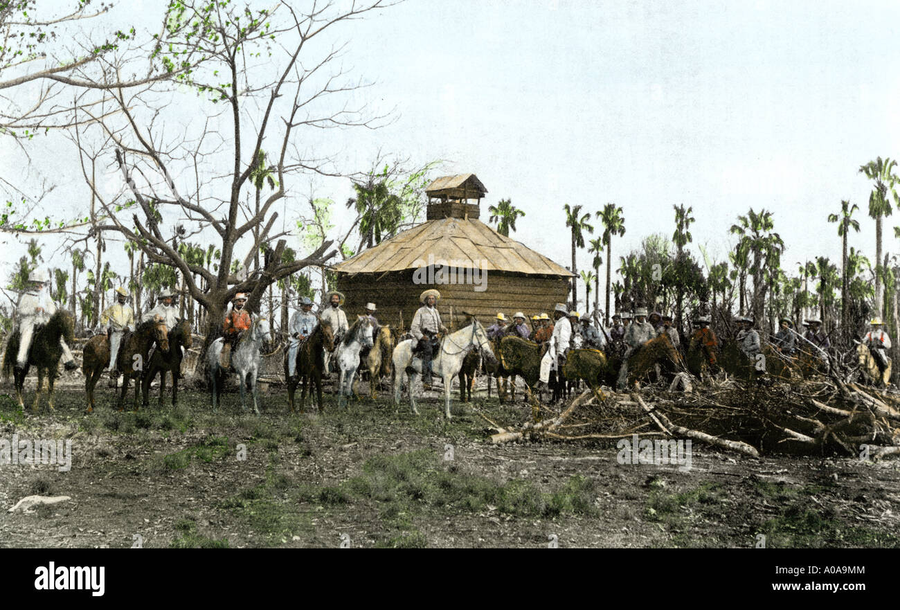 Lo zucchero cubano piantatrice con il suo staff e spagnolo di guardie del corpo 1890s. Colorate a mano i mezzitoni di una fotografia Foto Stock