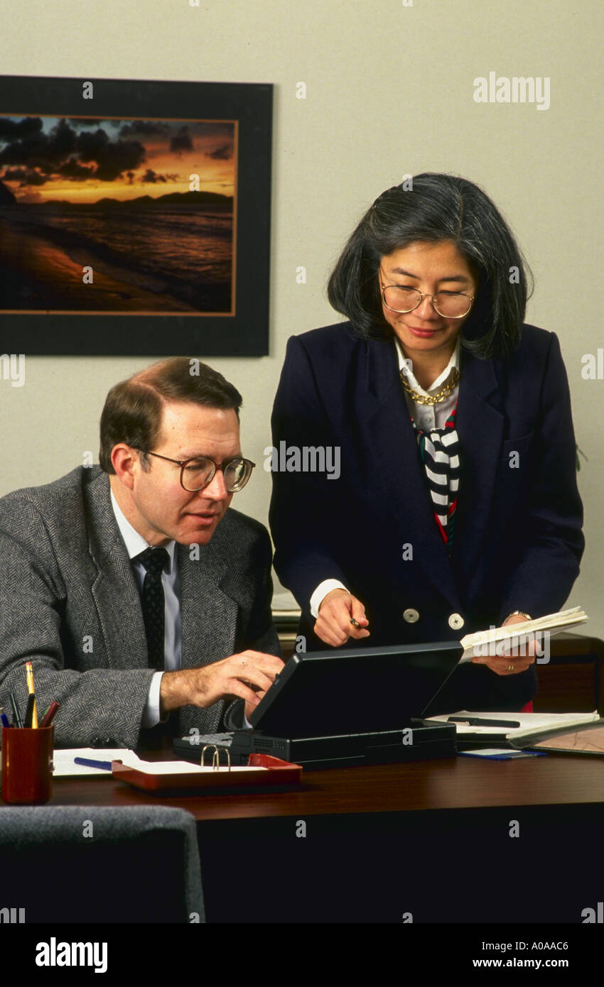 I dirigenti rivedere informazioni sul computer portatile Foto Stock