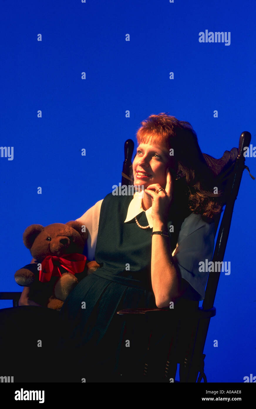 Donna incinta con Teddy bear modello rilasciato Foto Stock