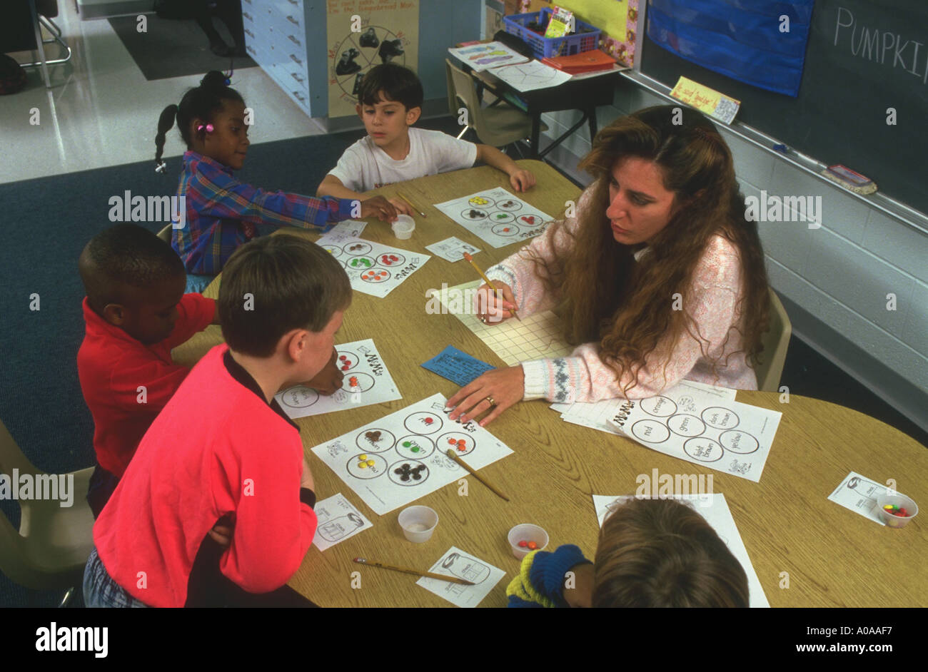 Madre di volontariato insegnamento prima qualità contando candy modello rilasciato Foto Stock
