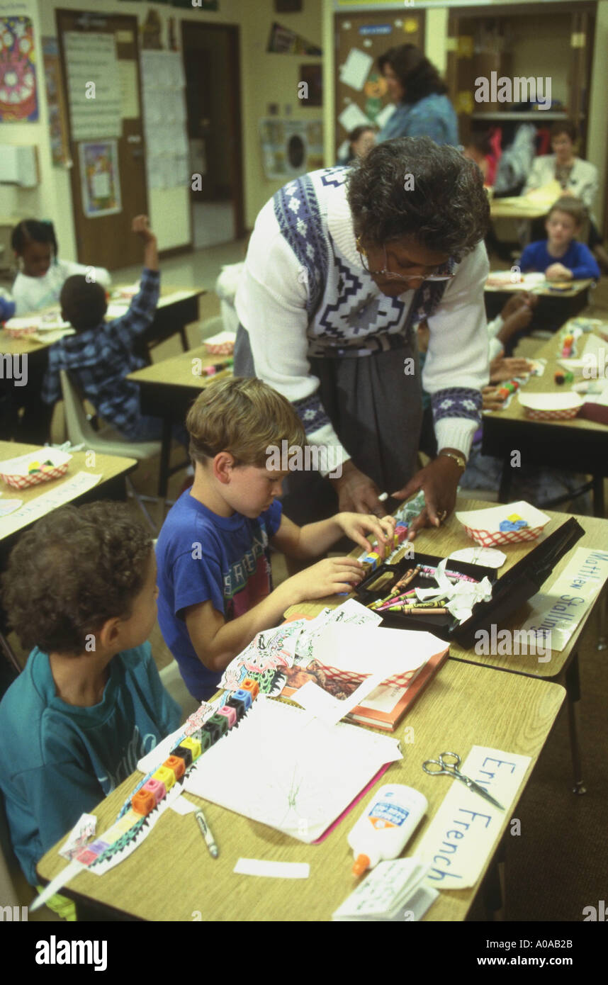 African American insegnante con il secondo grado classe math modello rilasciato Foto Stock