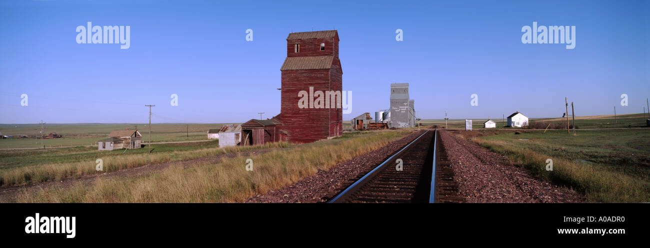 Elevatori della granella al fianco di ferrovia via su prairie Devon Montana Foto Stock