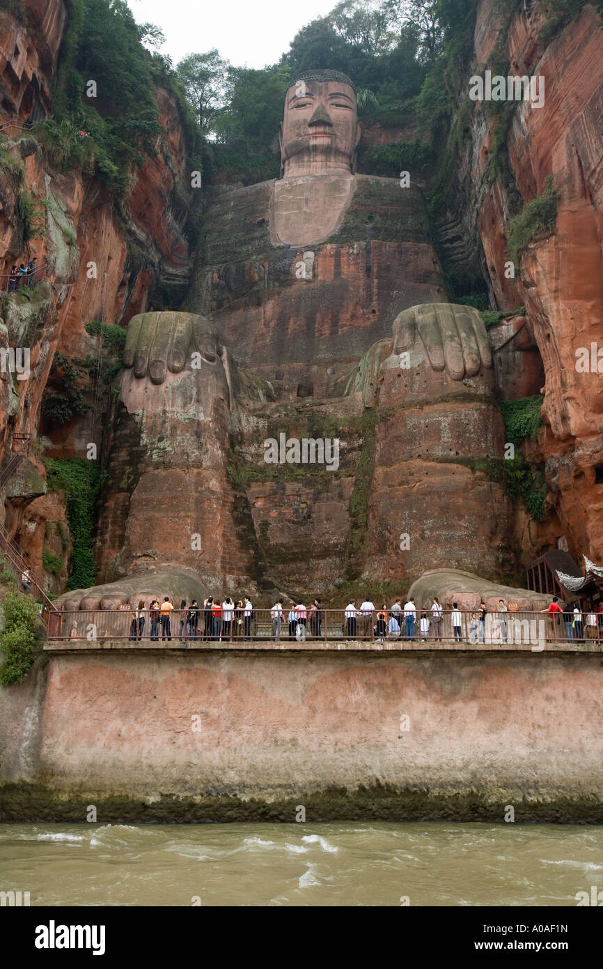 Il Dafo di Le Shan vicino a Chengdu nel sud-ovest della Cina. Il Dafo è un 71 metri di Buddha in pietra scolpita nella collina Lingyun Foto Stock