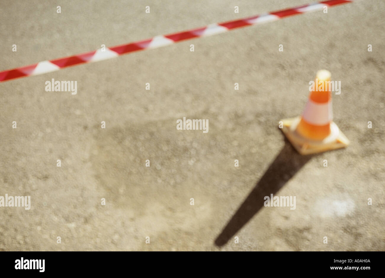 Traffico Defocussed cono e nessuna voce tape che vieta di accedere a una sezione di strada Foto Stock