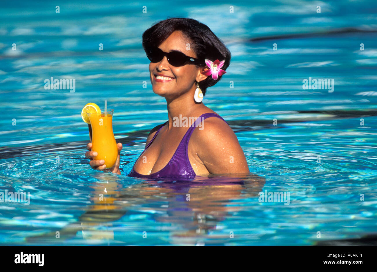 Caraibi Trinidad Tobago Gissele Ovest Ex Trinidad Miss Mondo gustando un drink fresco al lato della piscina Foto Stock