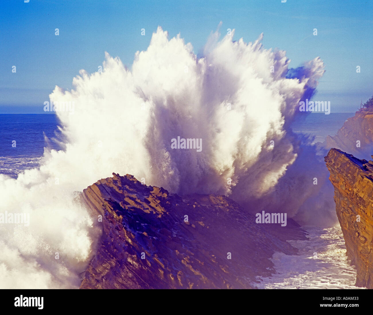 Crashing storm waces Shore acri del parco statale Oregon Foto Stock