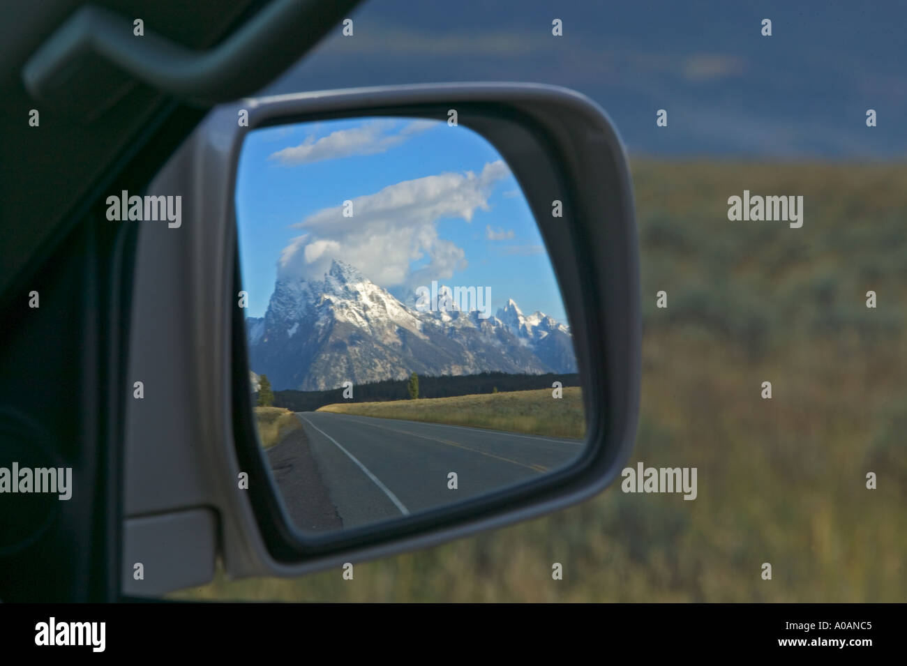 Grand Teton Mountains in specchio auto Wyoming Foto Stock