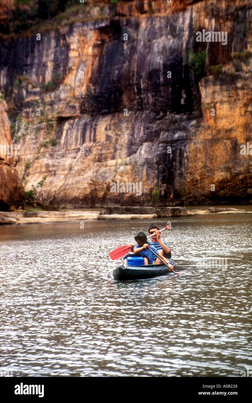 Due persone in una canoa a Katherine Gorge Northern Territory NT N T Australia Foto Stock