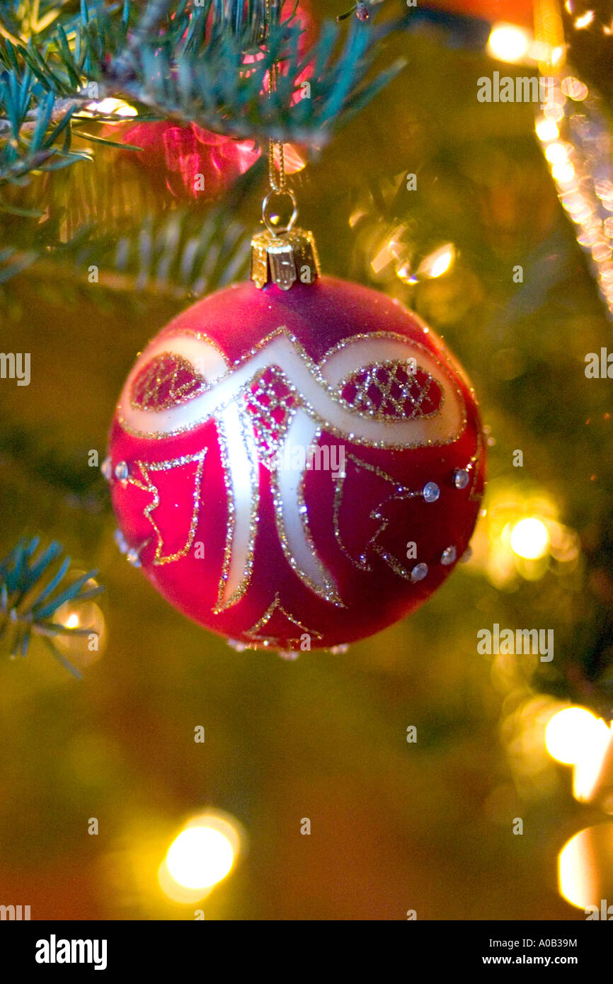 Fantasiosa ornamento rosso appeso su albero di Natale. St Paul Minnesota MN USA Foto Stock